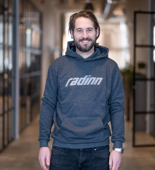 待望のradinn ロゴ T、Hoodie、Capがついにラインナップ